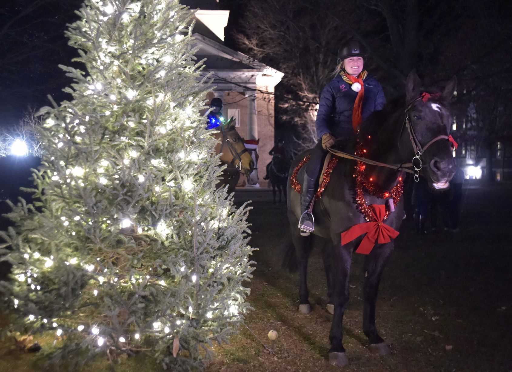 Christmas tree lighting at Sweet Briar 01